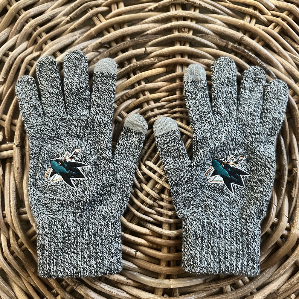 NWOT NHL San Jose Sharks gloves S/M